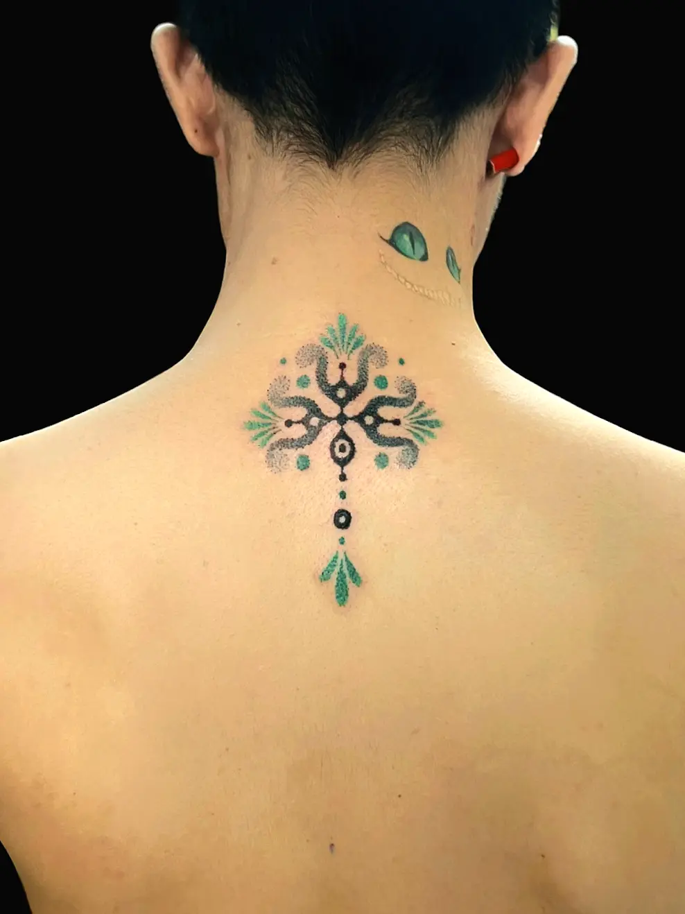 Emerald green with shades of blue, a verdant spell for a good friend.
